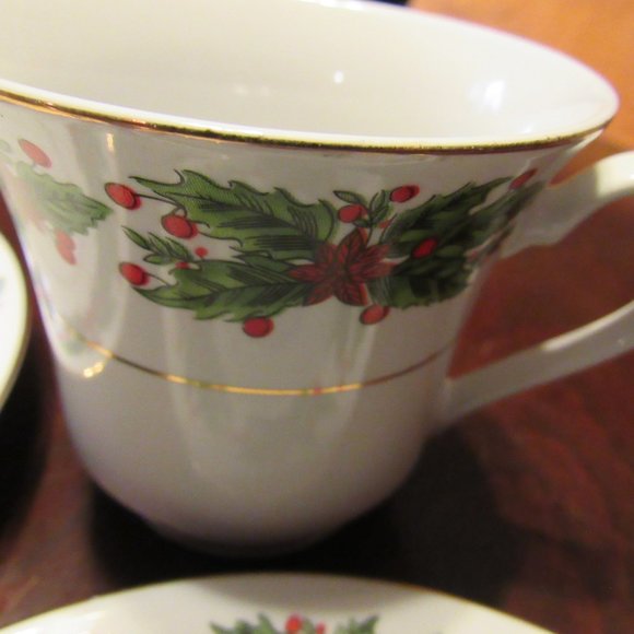 🎄(Reduced) Vintage Christmas Holly Berries 24K Gold Tea Cup/Dessert Plate Set - Picture 13 of 15